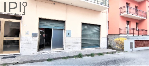 Foto Locale commerciale in Via Primo maggio, Cairo Montenotte Centro