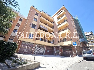 Foto Locale commerciale in Vico Quattordicesimo di via San Giovanni,