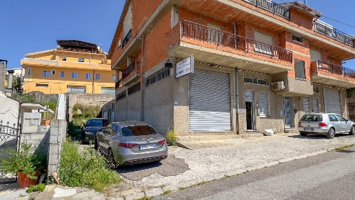 Foto Negozio in Via Fratelli Cervi, Nuoro Centro di 480 m² con 2 locali