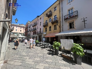 Foto Locale commerciale in Via Aubert, Aosta Centro di 147 m² con 5 locali