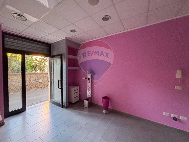 Foto Negozio in Via Roma, Viggiù Centro di 38 m² con 1 locali in vendita