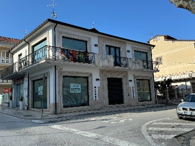 Foto Locale commerciale in VIA ENRICO BERLINGUER, Grottaminarda Centro