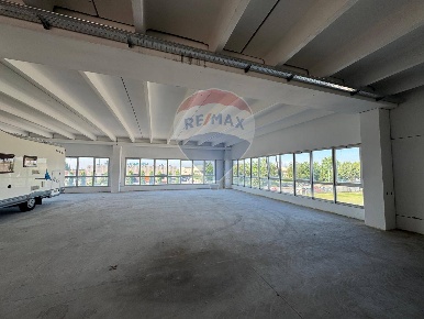 Foto Locale commerciale in via Giordano Bruno, Arcene di 410 m² in affitto