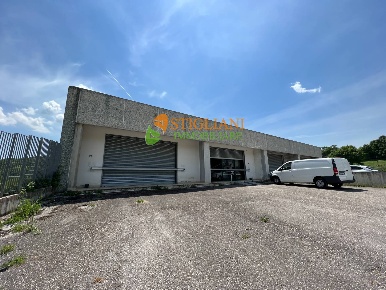 Foto Locale commerciale in C.da Vetecale, Castropignano di 800 m²