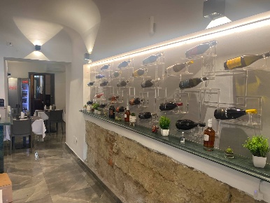 Foto Attività commerciale in Via Pignatelli Aragona, Palermo di 100 m²