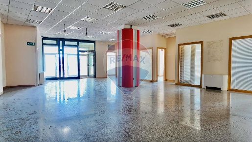 Foto Ufficio a Ancona Stazione di 647 m² con 22 locali in affitto