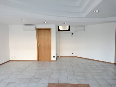 Foto Locale commerciale in Via Papalina, Gradisca d'Isonzo Centro di 84 m²