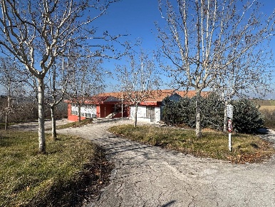 Foto Laboratorio in C.da Grazie Fiastra, Loro Piceno di 2700 m² in vendita