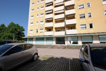 Foto Negozio in via Foscolo, Pordenone di 166 m² con 2 locali in vendita