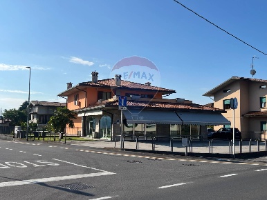 Foto Negozio a Castelli Calepio Centro di 322 m² con 6 locali in vendita