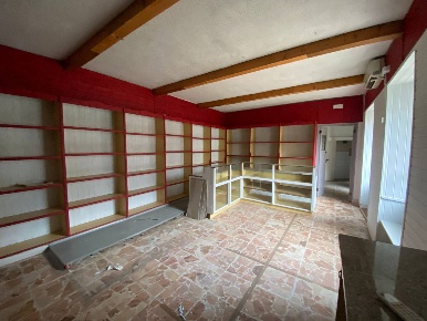 Foto Negozio in Via Massimo D'Azeglio, Castellamonte Centro di 107 m²