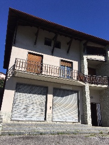 Foto Negozio in via Valleggio, Castelmarte Centro di 124 m² con 2 locali