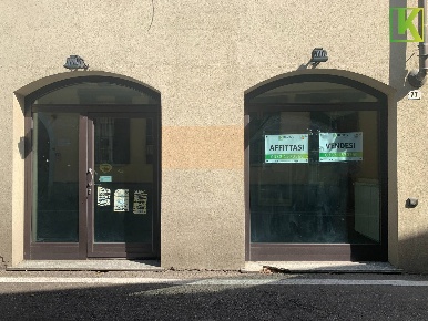 Foto Locale commerciale in Via Cavour, Saronno di 80 m² con 2 locali