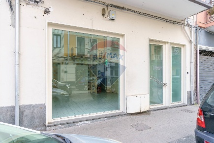 Foto Negozio in Via Emanuele Bellia, Paternò di 84 m² con 1 locali