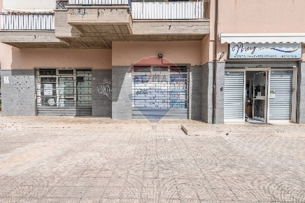 Foto Locale commerciale in Via Idrisi, Caltagirone Centro di 125 m²