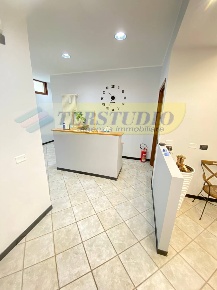 Foto Negozio a Ponte San Pietro Centro di 120 m² con 6 locali in affitto