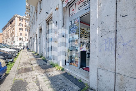 Foto Locale commerciale in Piazza Di Santa Maria Liberatrice, Roma di 55 m²