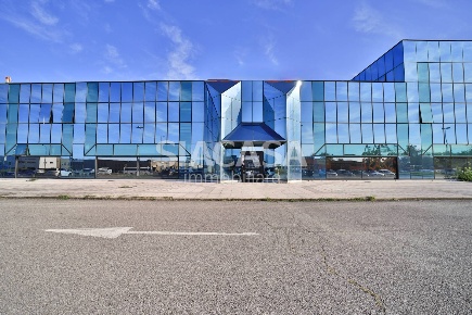 Foto Ufficio a Mezzago Centro di 490 m² con 1 locali in affitto