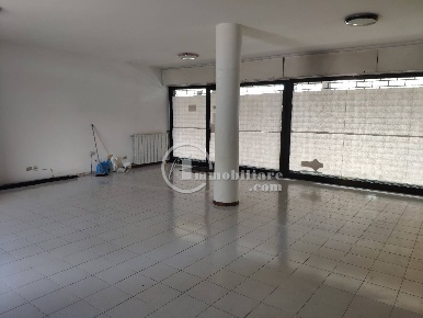 Foto Negozio in Via Sampietro, Saronno di 83 m² con 1 locali in vendita