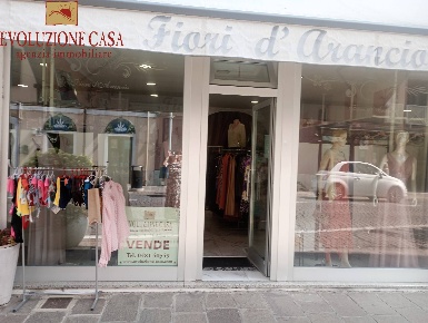 Foto Locale commerciale in corso del popolo, Monfalcone Centro di 41 m²