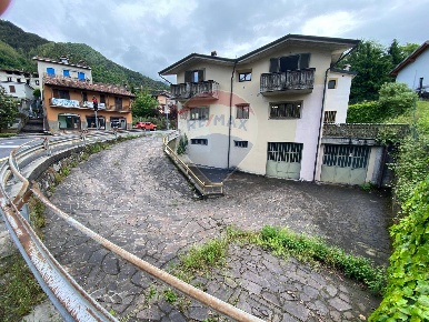 Foto Laboratorio in via Gusmini, Clusone Centro di 170 m² con 1 locali