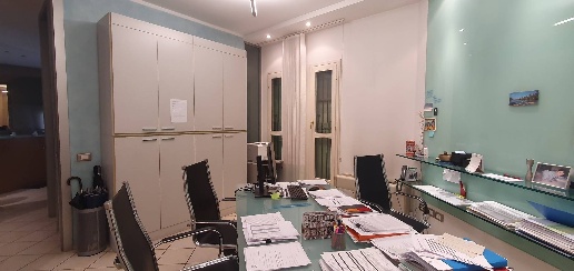 Foto Ufficio in via mori, Mantova Centro di 120 m² con 4 locali in vendita
