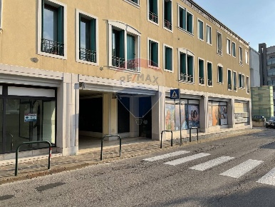 Foto Negozio in Via Cavour, Belluno Centro di 64 m² con 1 locali in affitto