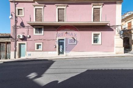 Foto Locale commerciale in via crispi, Grammichele di 85 m² con 3 locali
