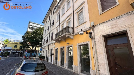 Foto Locale commerciale in CORSO DEL POPOLO, Monfalcone Centro di 110 m²