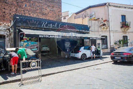 Foto Attività commerciale in Via San Vincenzo De' Paoli, Catania di 200 m²