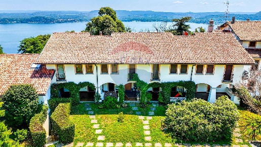 Foto Villa a schiera in VIA PER COMNAGO, Lesa di 136 m² con 4 locali