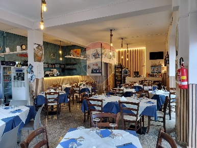 Foto Attività commerciale in Piazza Sant'Alfio, Trecastagni di 250 m²