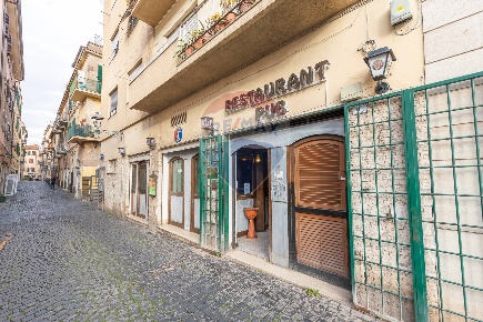 Foto Attività commerciale in VIA DEI MERLI, Frascati di 150 m² con 3 locali