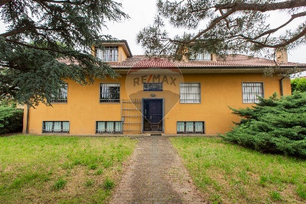 Foto Ufficio in via Pascoli, Arconate Centro di 350 m² con 10 locali