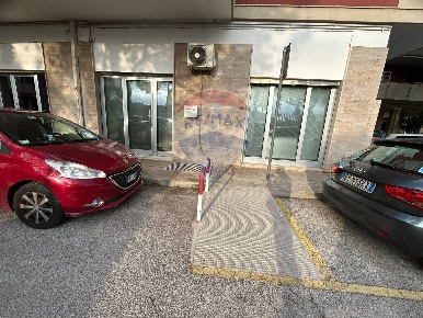 Foto Ufficio in Via Camillo Rosalba, Bari Poggiofranco di 65 m² in vendita