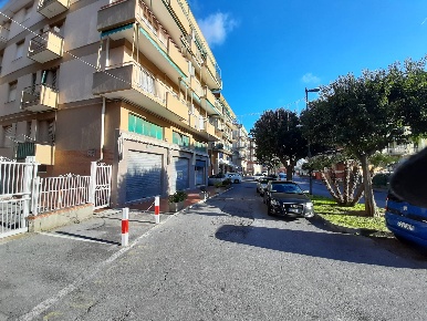 Foto Locale commerciale in piazza marconi, Pietra Ligure di 113 m²