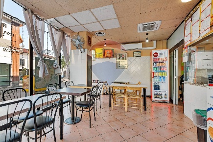Foto Negozio in via IV novembre, Gorgonzola di 102 m² con 1 locali