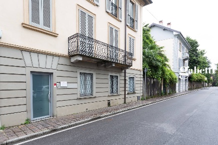 Foto Ufficio in Piazza Italia, Merate Centro di 75 m² con 2 locali