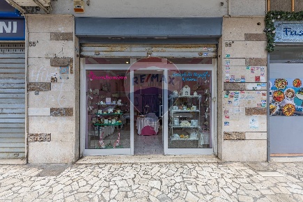 Foto Locale commerciale in via della bella villa, Roma di 40 m² in vendita