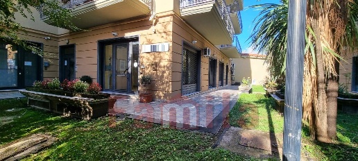 Foto Locale commerciale a Sirignano di 100 m² con 1 locali in vendita