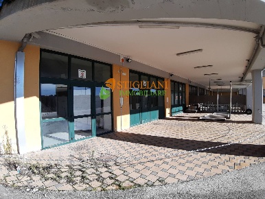 Foto Locale commerciale in C.da Colle Delle Api, Campobasso di 700 m²