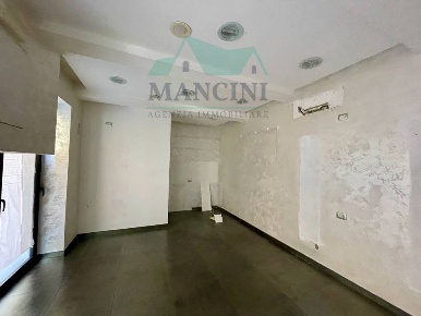 Foto Attività commerciale in MATTEOTTI, Jesi Centro Storico di 30 m²