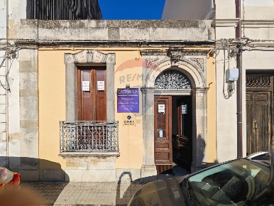 Foto Ufficio in Piazza del Popolo, Floridia di 80 m² con 4 locali