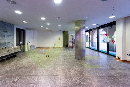 Foto Negozio in Via Magenta, Melzo di 250 m² con 1 locali in affitto