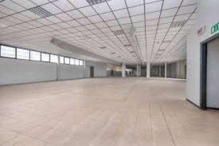 Foto Attività commerciale in via toscoromagnola, Cascina di 1300 m²