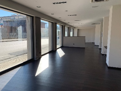Foto Locale commerciale a Pisa Sant'Antonio di 175 m² con 4 locali