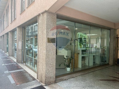 Foto Negozio in VIA CAVOUR, Varese Centro di 60 m² con 2 locali in vendita
