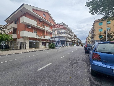 Foto Locale commerciale in Via D'avalos, Pescara Porto Turistico di 47 m²