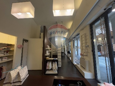 Foto Negozio in Via Rinaldi, Foligno Centro Storico di 50 m² con 3 locali