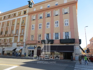 Foto Locale commerciale in piazza Garibaldi, Cagliari San Benedetto